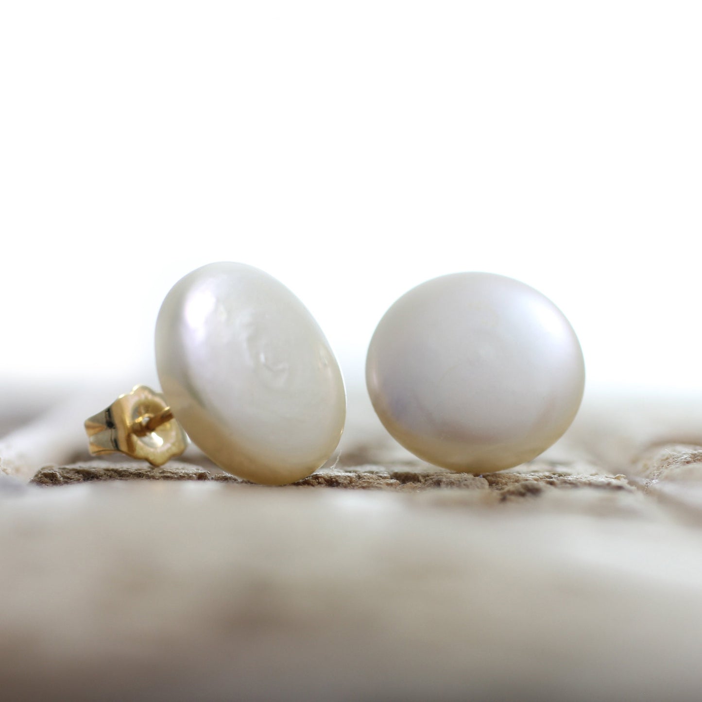 FRESHWATER CULTURED BUTTON PEARL STUDS 14mm