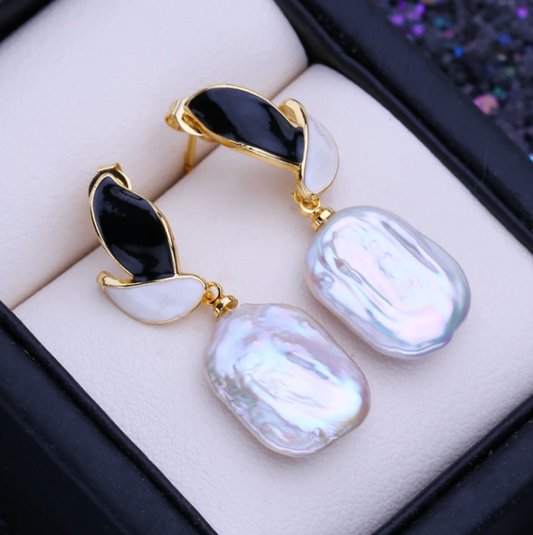 Monochrome FW Pearl Earrings